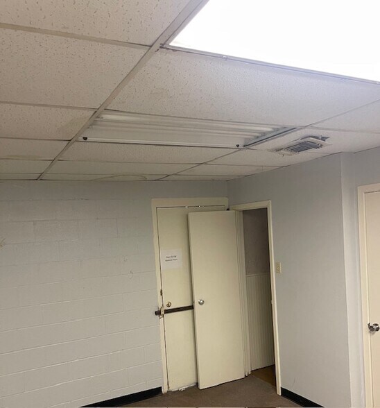 More Photos Of 4400 Moulton St, Greenville General Retail For Sale