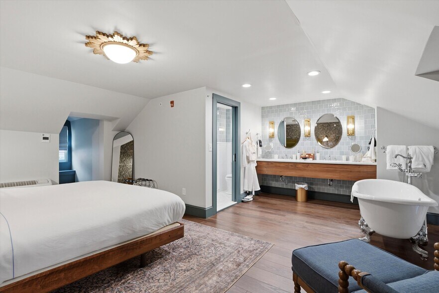 More Photos Of 140 N 2nd St, Philadelphia Hotel For Sale