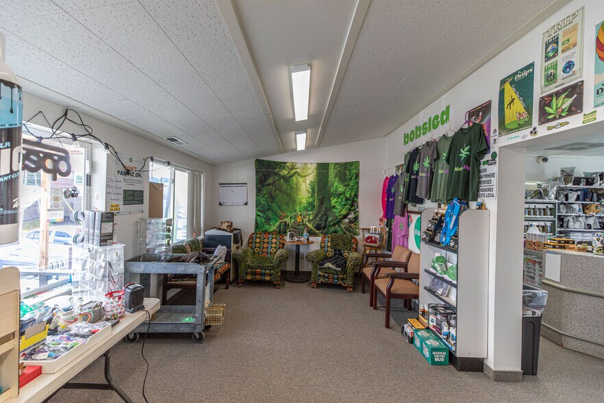 More Photos Of 751 Riverside Dr, Coquille Showroom For Sale