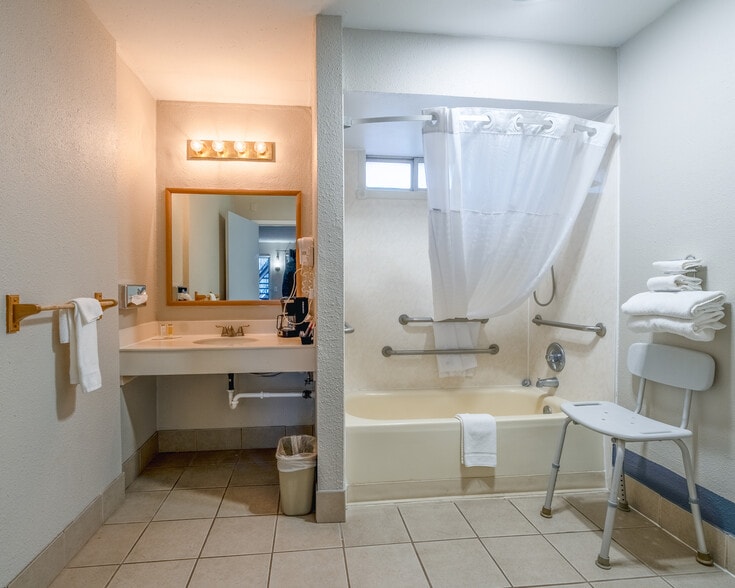 More Photos Of 577 W Monroe St, Burns Hotel For Sale