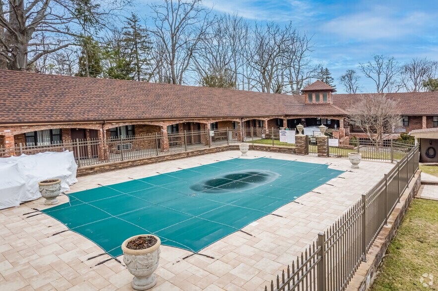 More Photos Of 23 Centershore Rd, Centerport Hotel For Sale