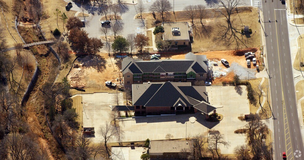 More Photos Of 1008 S Bryant Ave, Edmond Office For Lease