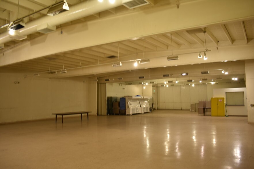More Photos Of 2501 S Hill St, Los Angeles Office For Sale
