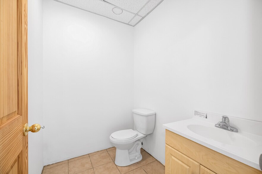 More Photos Of 505 Mola Blvd, Elmwood Park General Retail For Sale