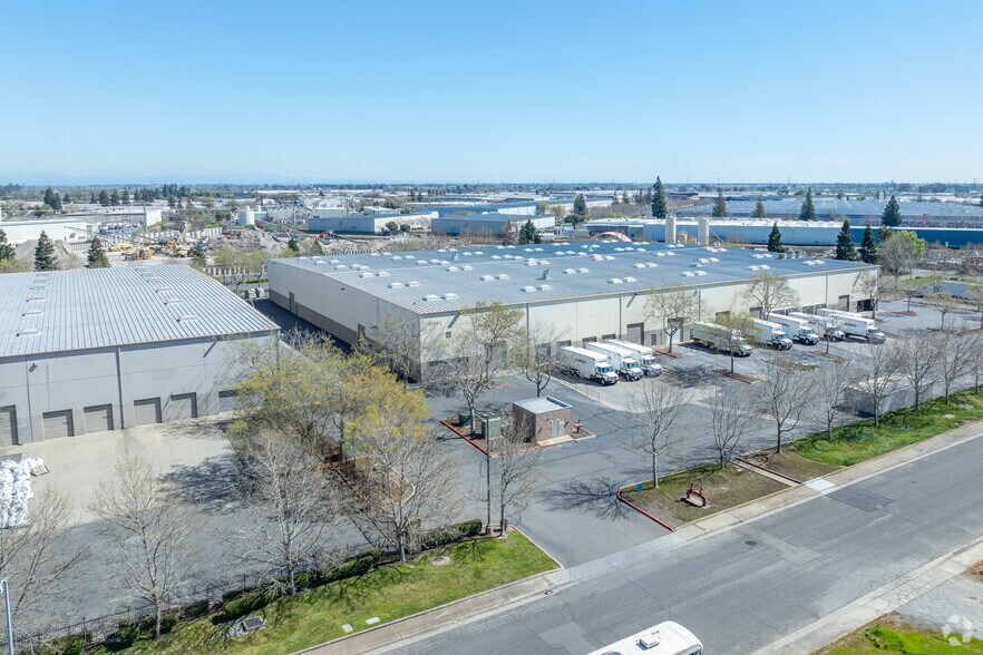 More Photos Of 5961 Outfall Cir, Sacramento Distribution For Lease
