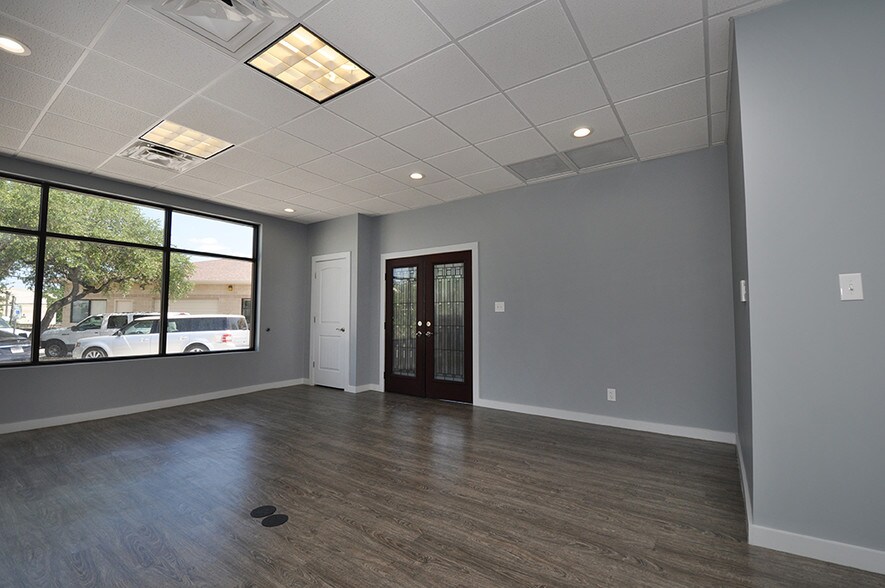 More Photos Of 4714 Shavano Oak, San Antonio Light Distribution For Lease