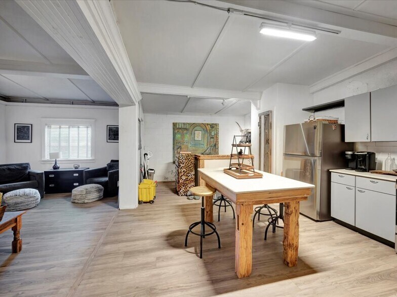 More Photos Of 132 Nacogdoches St, Center Storefront Retail Residential For Sale