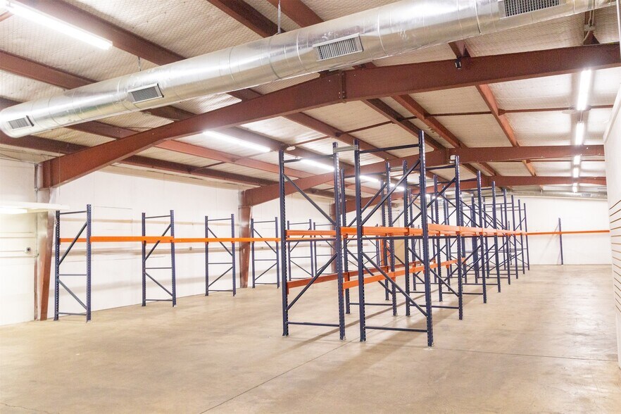 More Photos Of 916 S Locust St, Denton Warehouse For Lease