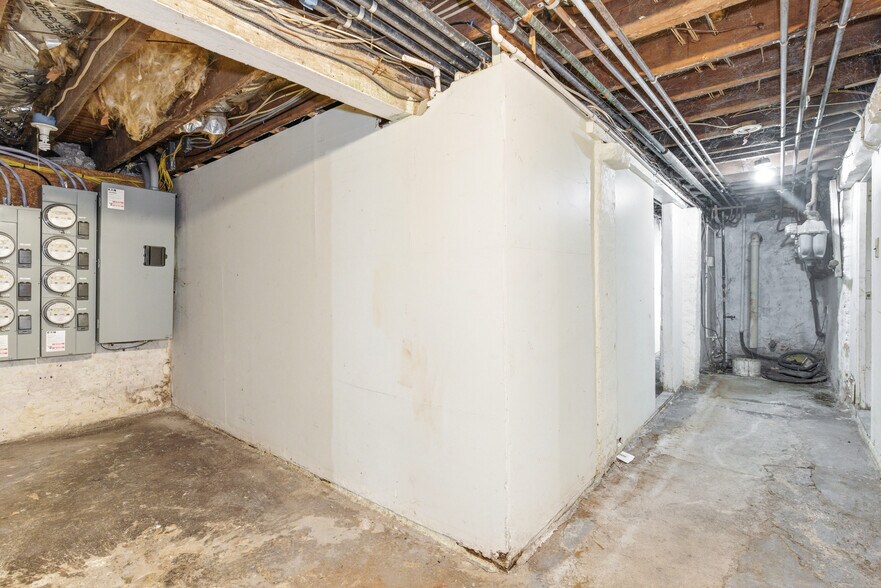 More Photos Of 237 Astor St, Newark Apartments For Sale