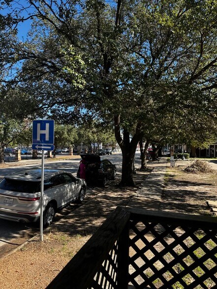 More Photos Of 420 W 19th St, Houston General Retail For Lease