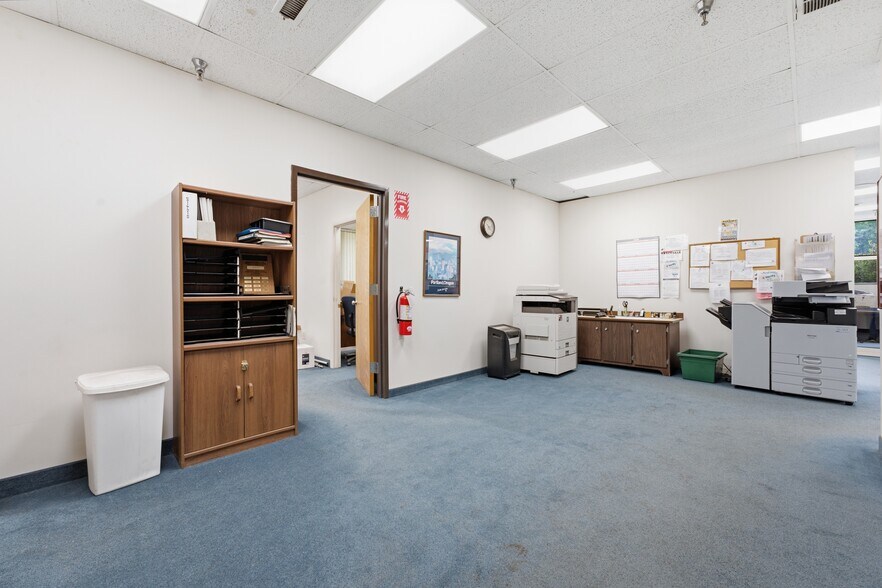 More Photos Of 7 First St, Palmer Warehouse For Lease