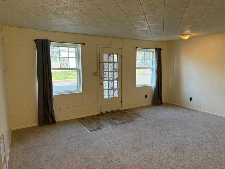 More Photos Of 328 Pioneer St, Ridgefield General Retail For Sale