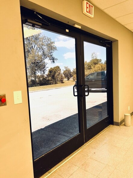 More Photos Of 163 Business Park Dr, Lebanon Light Manufacturing For Lease