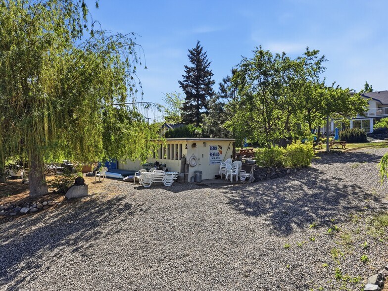 More Photos Of 7001 Savona Access Rd, Thompson-Nicola Hotel For Sale