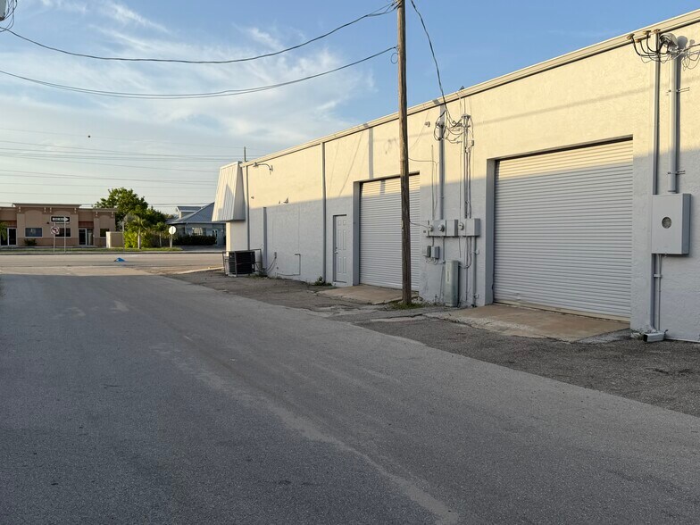 More Photos Of 1412-1414 Viscaya Pky, Cape Coral Warehouse For Lease