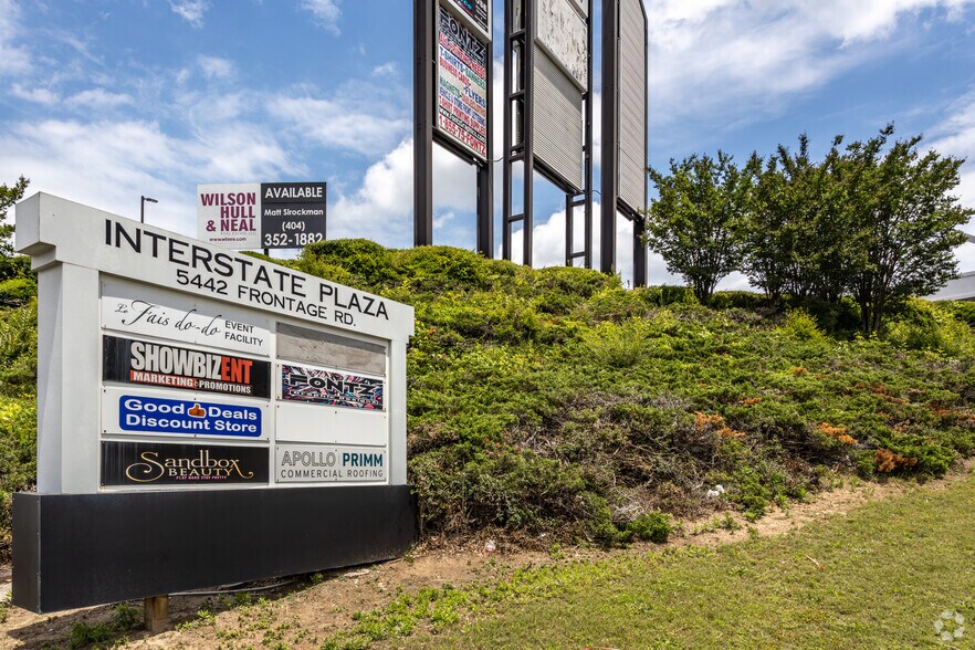 More Photos Of 5442 Frontage Rd, Forest Park Showroom For Lease