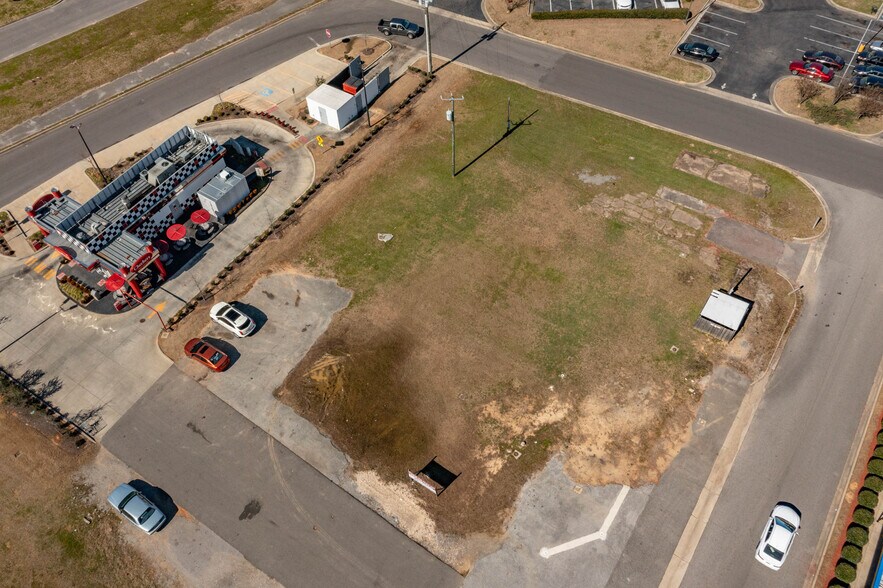 More Photos Of 5550 McFarland Blvd, Northport General Retail For Lease