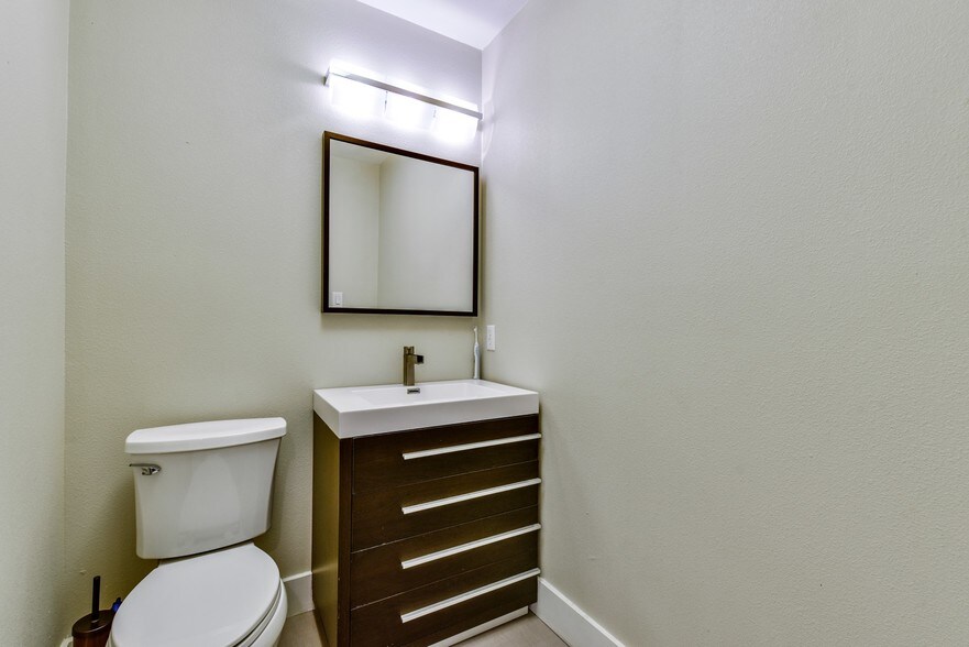 More Photos Of 2111-2113 W Slaughter Ln, Austin Office For Lease