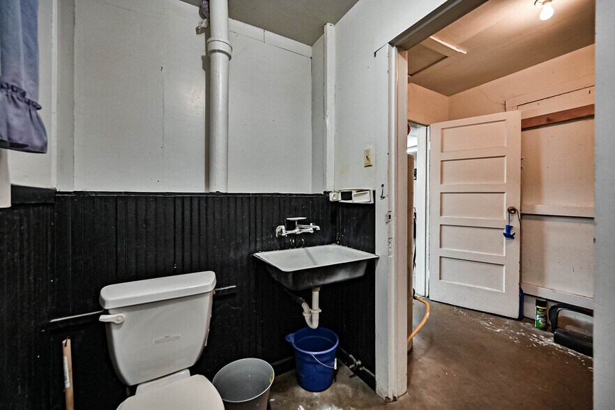 More Photos Of 600 W 13th Ave, Corsicana Flex For Sale