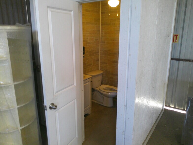 More Photos Of 1319 N Gordon St, Alvin Warehouse For Sale