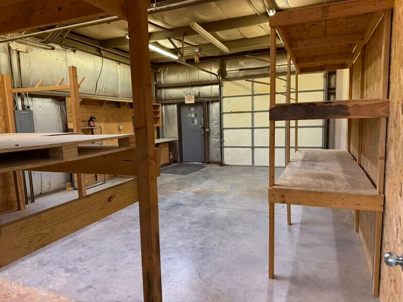 More Photos Of 1624 Commerce Pky, Bloomington Industrial For Lease