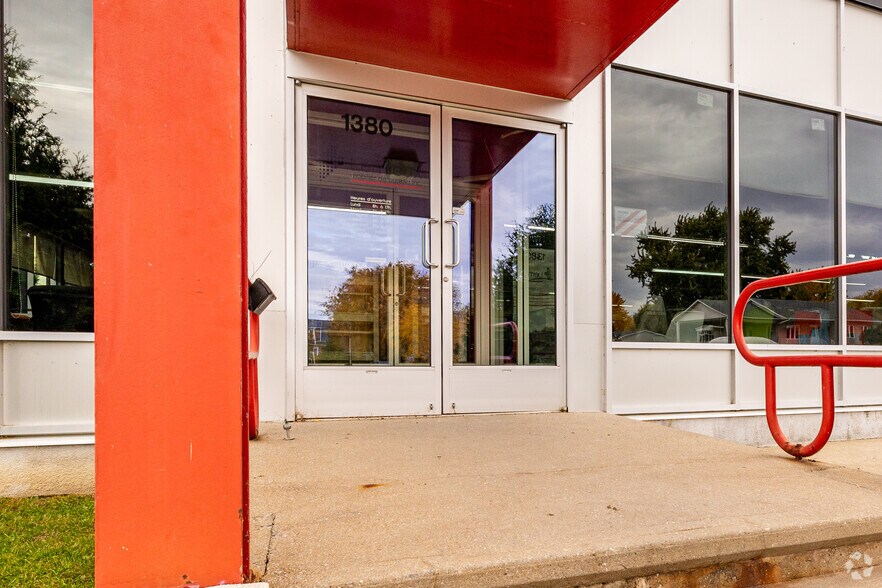 More Photos Of 1380 Boul Laurier E, Saint-hyacinthe Department Store For Sale
