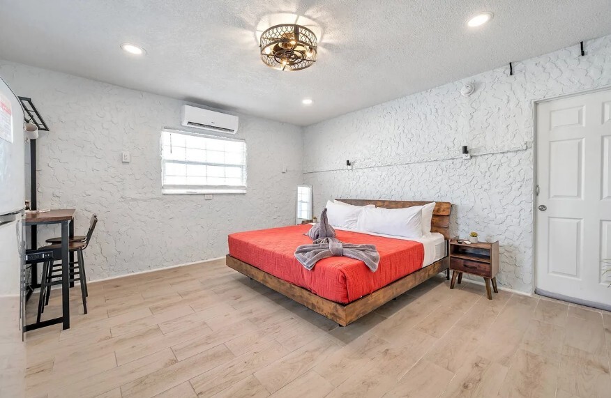 More Photos Of 602 Poinsettia Ave, Clearwater Beach Hotel For Sale