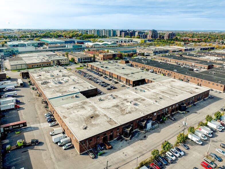 More Photos Of 295-371 Rue Deslauriers, Montréal Distribution For Lease