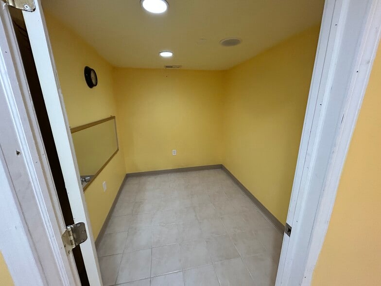 More Photos Of 669 E 185th St, Euclid General Retail For Sale