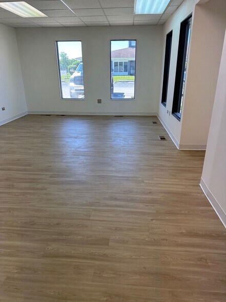 More Photos Of 17500-17516 S Carriageway Dr, Hazel Crest Office For Sale