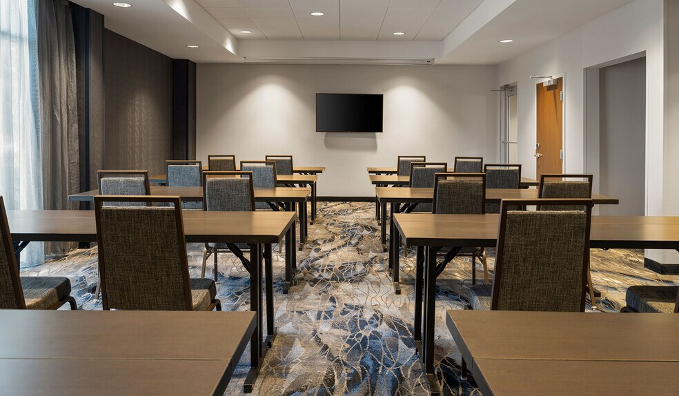 More Photos Of 10495 Crosspoint Blvd, Indianapolis Hotel For Sale