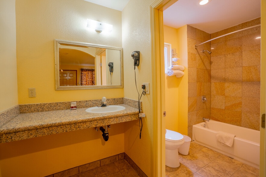 More Photos Of 839 W Pacheco Blvd, Los Banos Hotel For Sale
