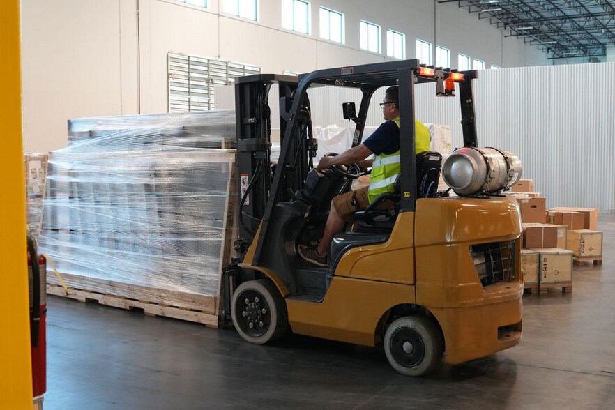 More Photos Of 1301 Charleston Regional Pky, Charleston Warehouse For Lease