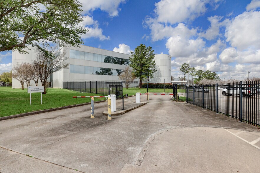More Photos Of 7000 Hollister St, Houston Office For Sale