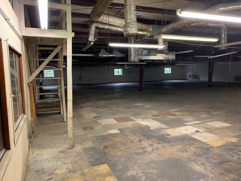 More Photos Of 223 W Danieldale Rd, Dallas Light Distribution For Sale