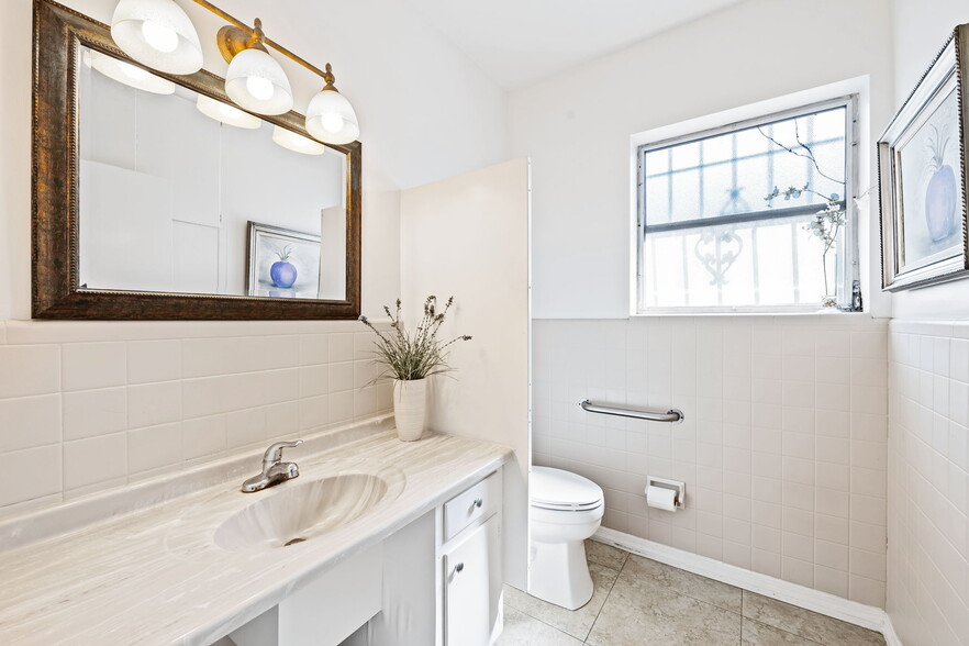 More Photos Of 1130 Bayview Dr, Fort Lauderdale Medical For Lease