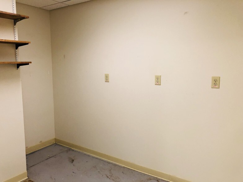More Photos Of 120-122 W Broadway St, New Lexington Office For Lease