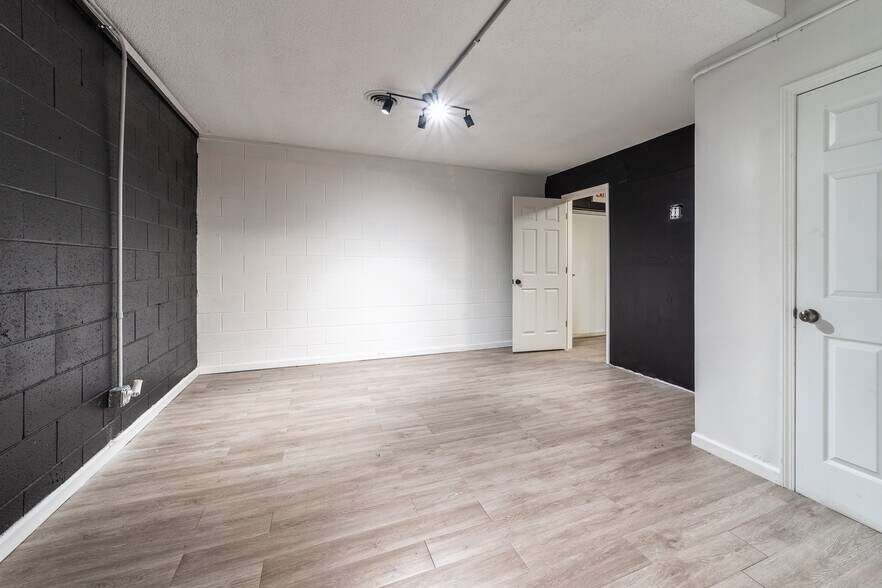 More Photos Of 99 Marion St, Clarksville Freestanding For Lease