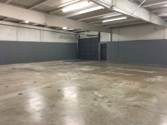 More Photos Of 2006 50th St, Lubbock Flex For Lease