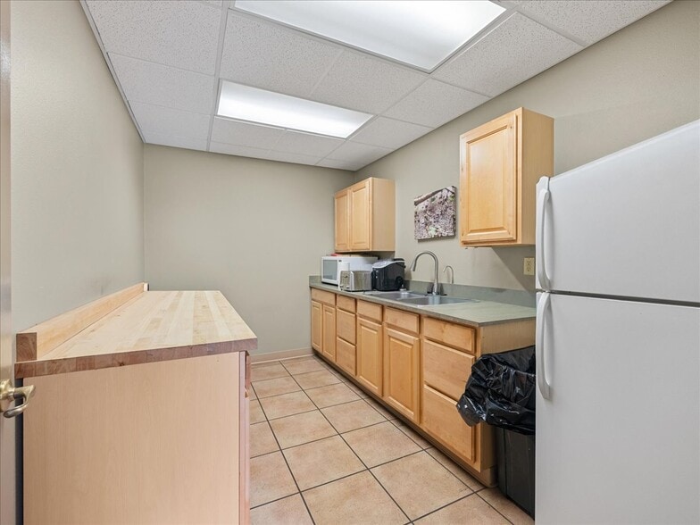 More Photos Of 2545 Aerial Way SE, Salem Warehouse For Sale