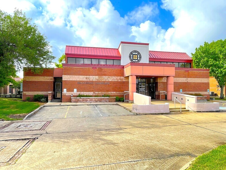 Primary Photo Of 215 Oak Dr S, Lake Jackson Medical For Lease