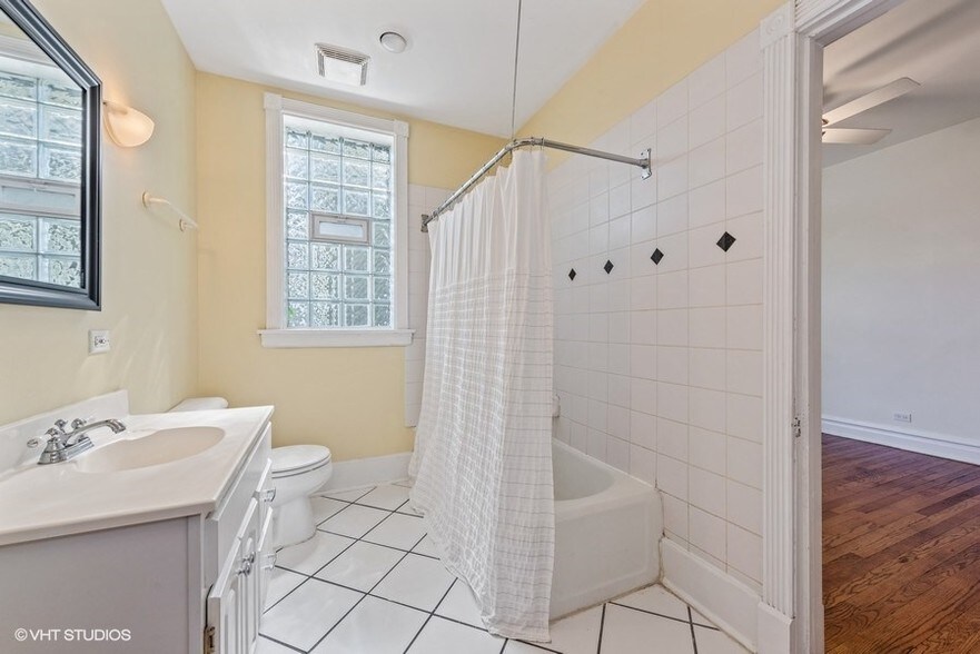 More Photos Of 1228 W Glenlake Ave, Chicago Apartments For Sale