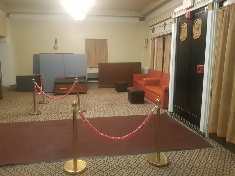 More Photos Of 118 E Court St, Paris Hotel For Sale