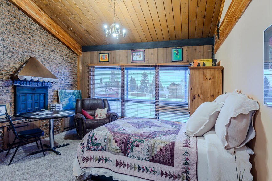 More Photos Of 117 Pine St, Pinedale Restaurant For Sale