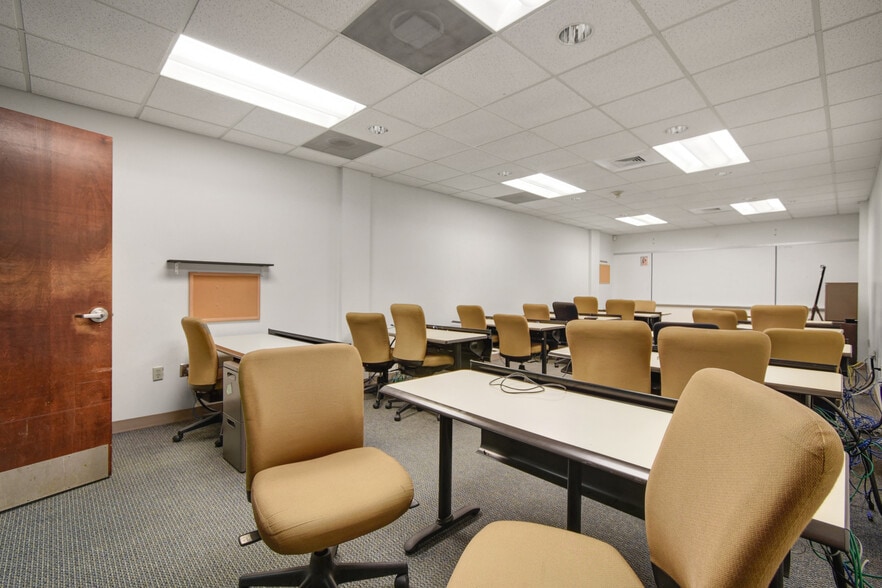 More Photos Of 9512 Sunbeam Center Dr, Jacksonville Office For Lease