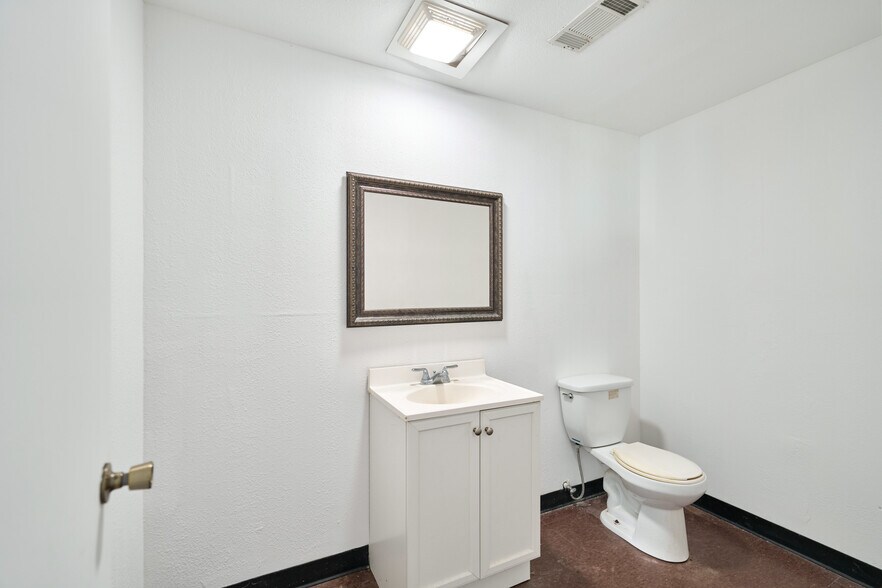 More Photos Of 182 S FM 356, Onalaska Office For Sale