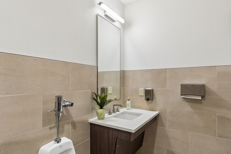 More Photos Of 4358 Lockhill Selma Rd, Shavano Park Medical For Lease