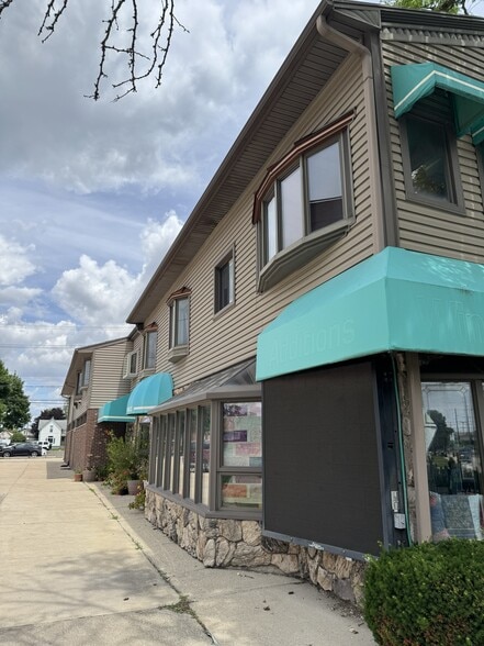 More Photos Of 1122-1128 Eureka Rd, Wyandotte Storefront Retail Office For Sale