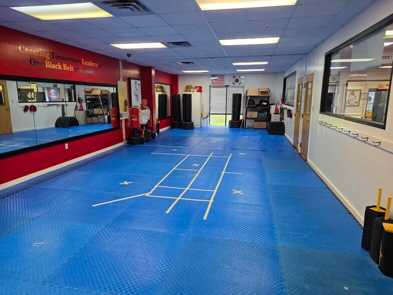 More Photos Of 100 Commercial Dr, Atoka General Retail For Sale