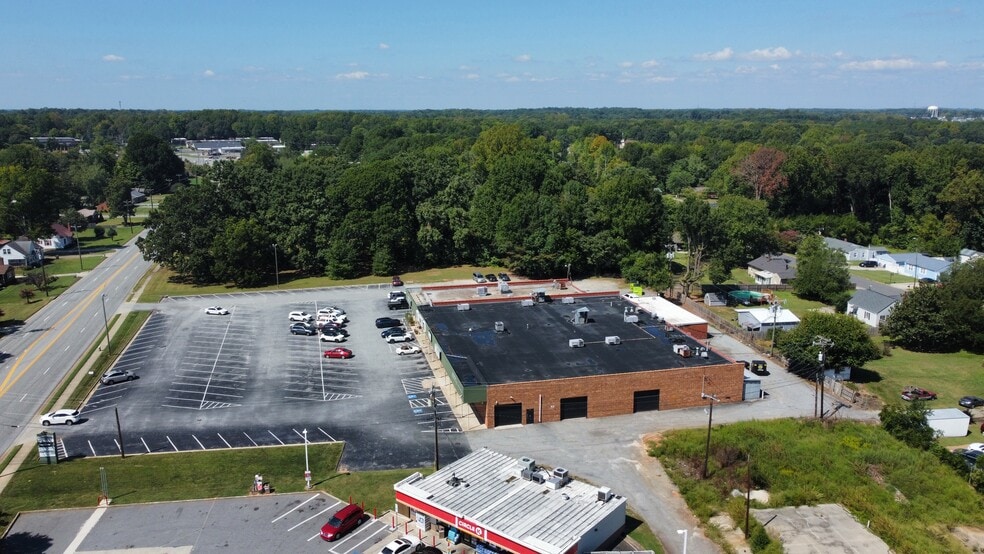 More Photos Of 2008-2010 W Vandalia Rd, Greensboro General Retail For Lease